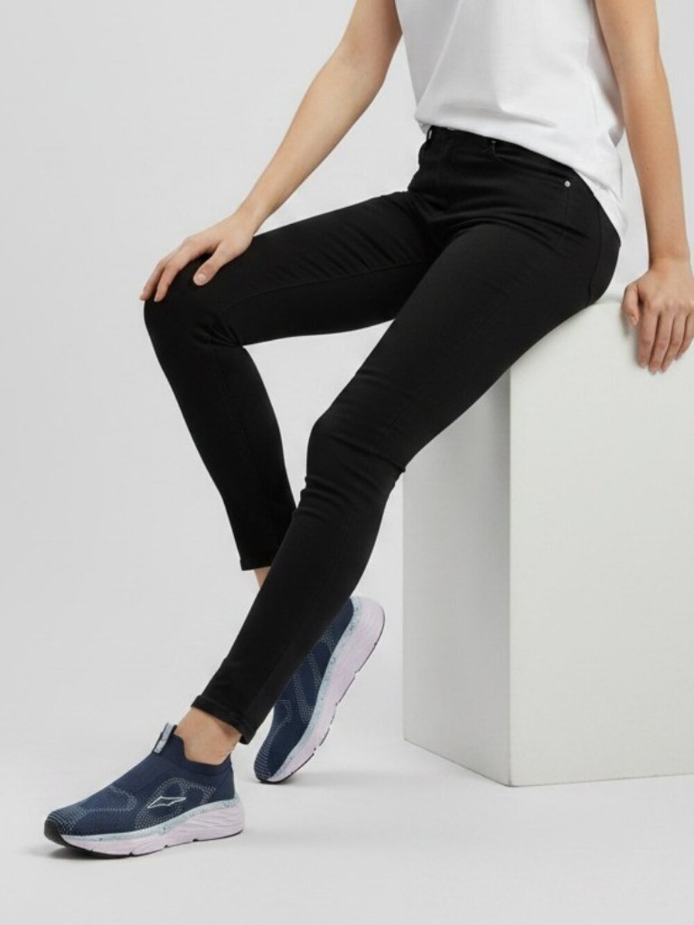 NWT Avia Women's Slip-On Athletic Walking Sneakers Size 6 Lightweight Blue - Picture 2 of 8